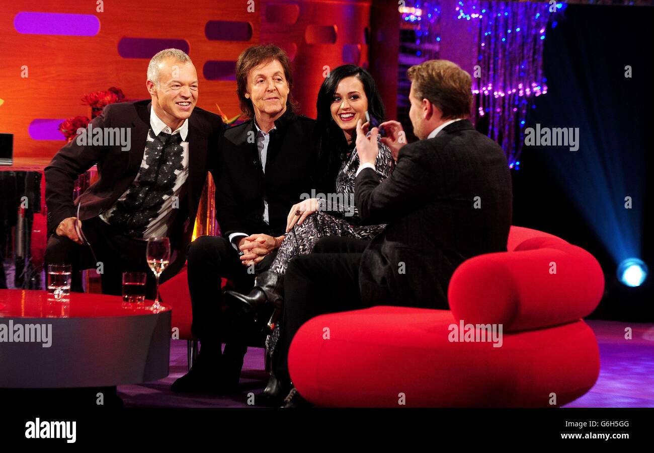 (Von links nach rechts) Paul McCartney, Katy Perry und James Corden während der Dreharbeiten zur Graham Norton Show in den London Studios London. Stockfoto