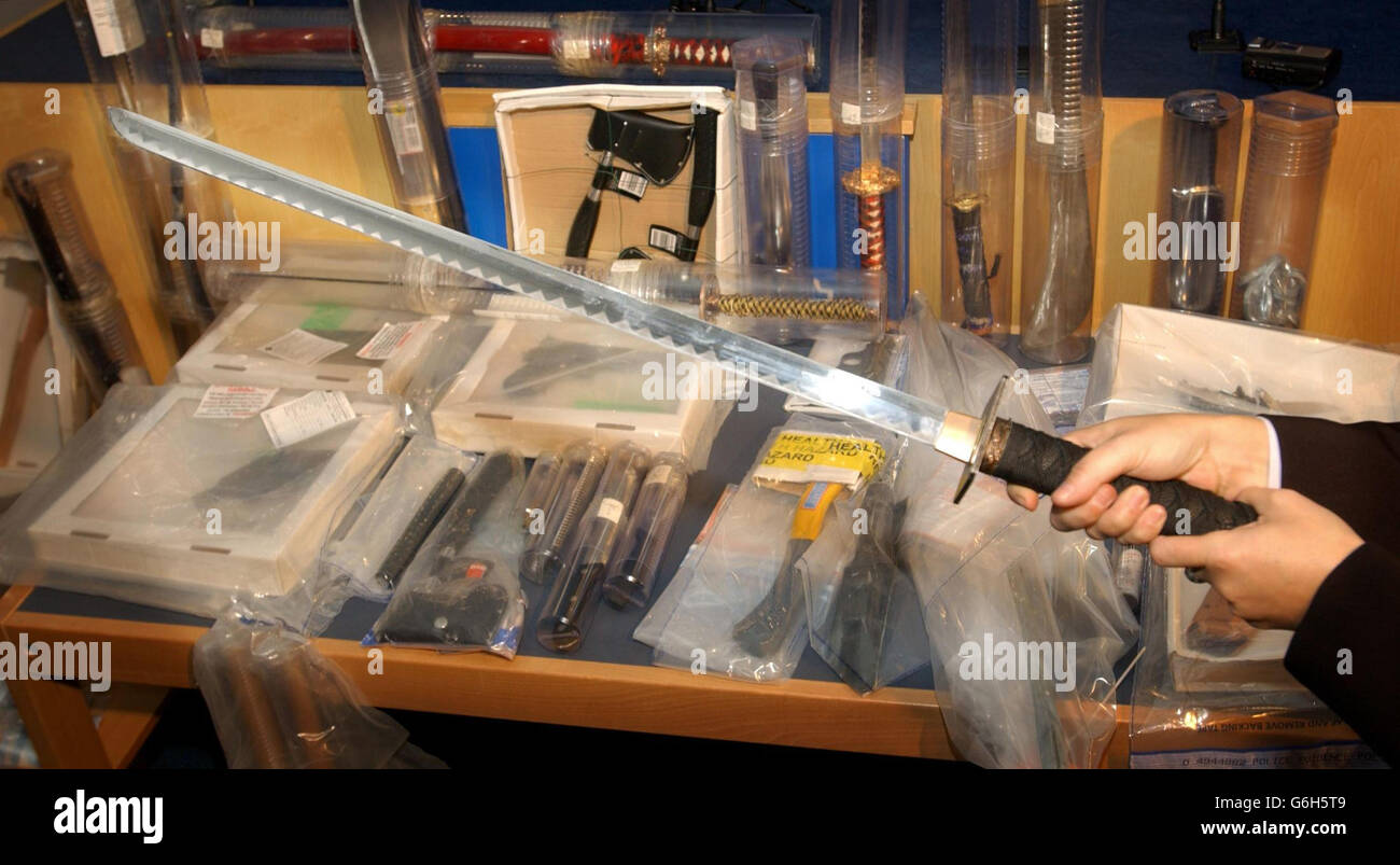 Ein 30-Zoll-Schwert im Samurai-Stil, oder tamilischer „varl“, wird im Scotland Yard in London gezeigt, wo heute ein Arsenal an Waffen aufgedeckt wurde, die zunehmend bei bösartigen Angriffen mit tamilischen Banden eingesetzt werden. Die Operation Enver, die tamilische Bandenkriminalität untersucht, hat Messer, Schwerter, Äxte und Taserwaffen von den Verdächtigen, an den Kämpfen beteiligt zu sein, zurückgewonnen. Neun Menschen sind seit 2000 bei dieser Art von Bandenkriminalität gestorben, teilte die Polizei mit. Stockfoto