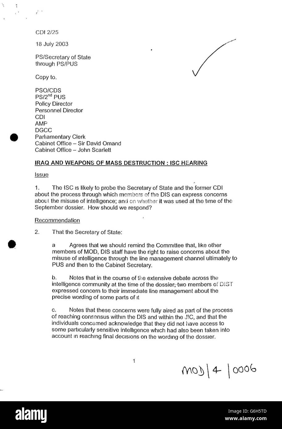 Eine Seite (1 von 3) eines Memos des stellvertretenden Chefs des Verteidigungsgeheimdienstes Martin Howard, das der Hutton-Untersuchung veröffentlicht wurde, in dem es heißt: "Das ISC wird wahrscheinlich den Staatssekretär ... über den Prozess untersuchen, durch den Mitglieder der DIS Bedenken über den Missbrauch von Informationen äußern können." Verteidigungsminister Geoff Hoon wird beschuldigt, eine parlamentarische Untersuchung irakischer Massenvernichtungswaffen mit "irritischen" Beweisen zu belegen. Der Evening Standard in London sagte, dass das Geheimdienst- und Sicherheitskomitee (ISC) feststellen wird, dass Herr Hoon Beweise aus ihrer Untersuchung zurückhielt, wenn Stockfoto