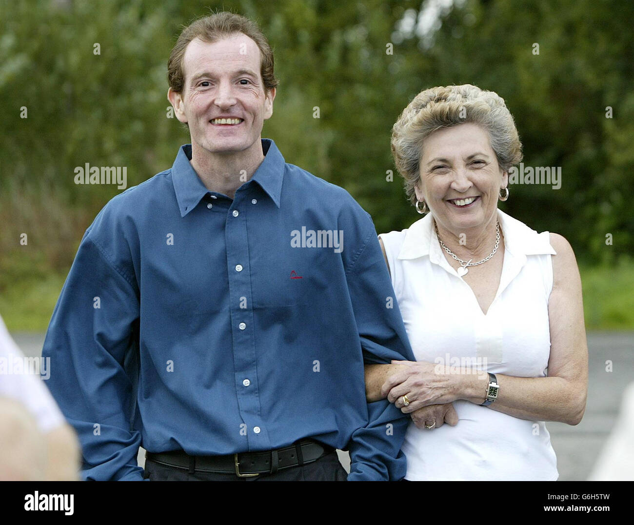 Patrick Loughlin mit seiner Mutter Cath, in seiner Heimatstadt Penley, in der Nähe von Wrexham. Herr Loughlin war wegen Totschlags vier Jahre lang in einem japanischen Gefängnis inhaftiert und letzte Woche freigelassen worden. Er hatte in Kariya, Japan, gearbeitet, als er in eine Kneipe verwickelt wurde, bei der ein Mann starb. Er hat immer bestritten, dass er etwas mit dem Tod des Mannes zu tun hatte, aber trotz seiner Proteste plädierte sein Anwalt für schuldig, „Körperverletzung mit Todesfolge“ zu verursachen. Stockfoto