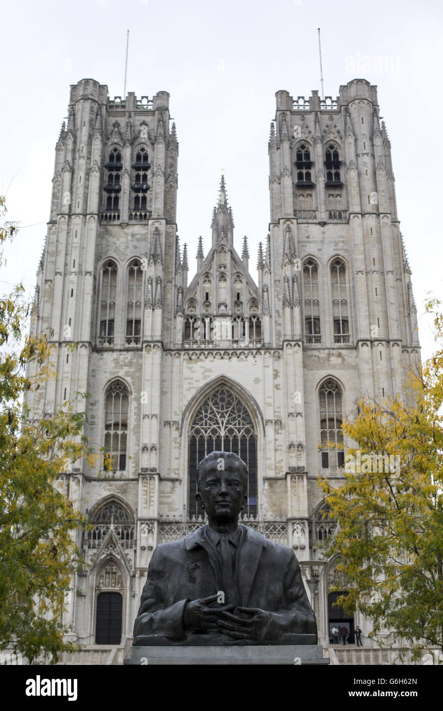 Eine Gesamtansicht der Kathedrale von St. Michael und St. Gudula mit der Staue von St. Gudula König Baudouin im Vordergrund Stockfoto