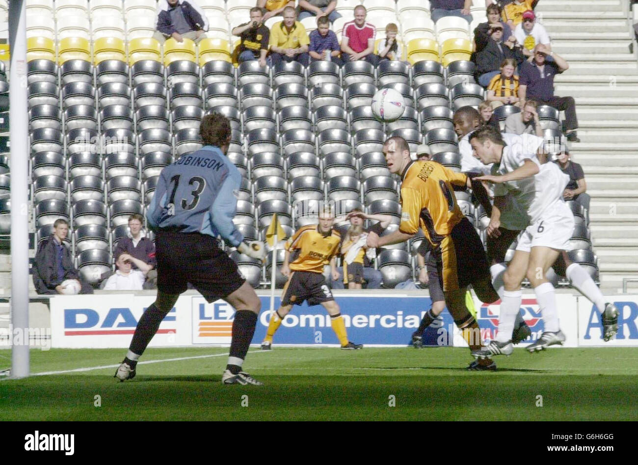 Hulls Ben Burgess (2. Von rechts) bekommt einen Kopfball auf das Ziel, nur um zu sehen, wie sein Einsatz von Southends Torwart Bryan Robson während ihres Nationwide Division Three-Spiels im Kingston Communications Stadium, Hull, blockiert wurde. KEINE INOFFIZIELLE NUTZUNG DER CLUB-WEBSITE. Stockfoto