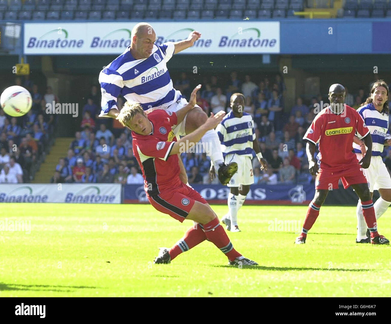 Steve Palmer (Top) von QPR im Einsatz gegen Dannie Bullman von Wycombe Wanderers während ihres zweiten Spiels der Nationwide Division auf dem Loftus Road Ground von QPR in London. QPR zog 0-0 mit Wycombe. KEINE INOFFIZIELLE NUTZUNG DER CLUB-WEBSITE. Stockfoto