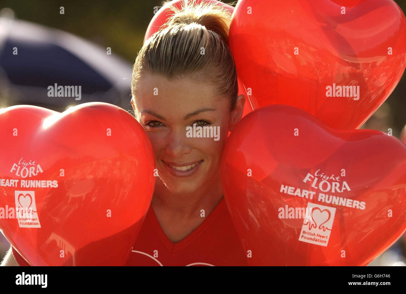 Model Nell McAndrew posiert vor dem Start die Flora Light Woman's Challenge im Hyde Park, London. Paula Radcliffe gewann das 5000-Meter-Rennen in einer Weltrekordzeit von 14 Minuten und 51 Sekunden. McAndrew wird von einer Vielzahl anderer Berühmtheiten begleitet, die über 50,000 für die British Heart Foundation sammeln wollen. Stockfoto