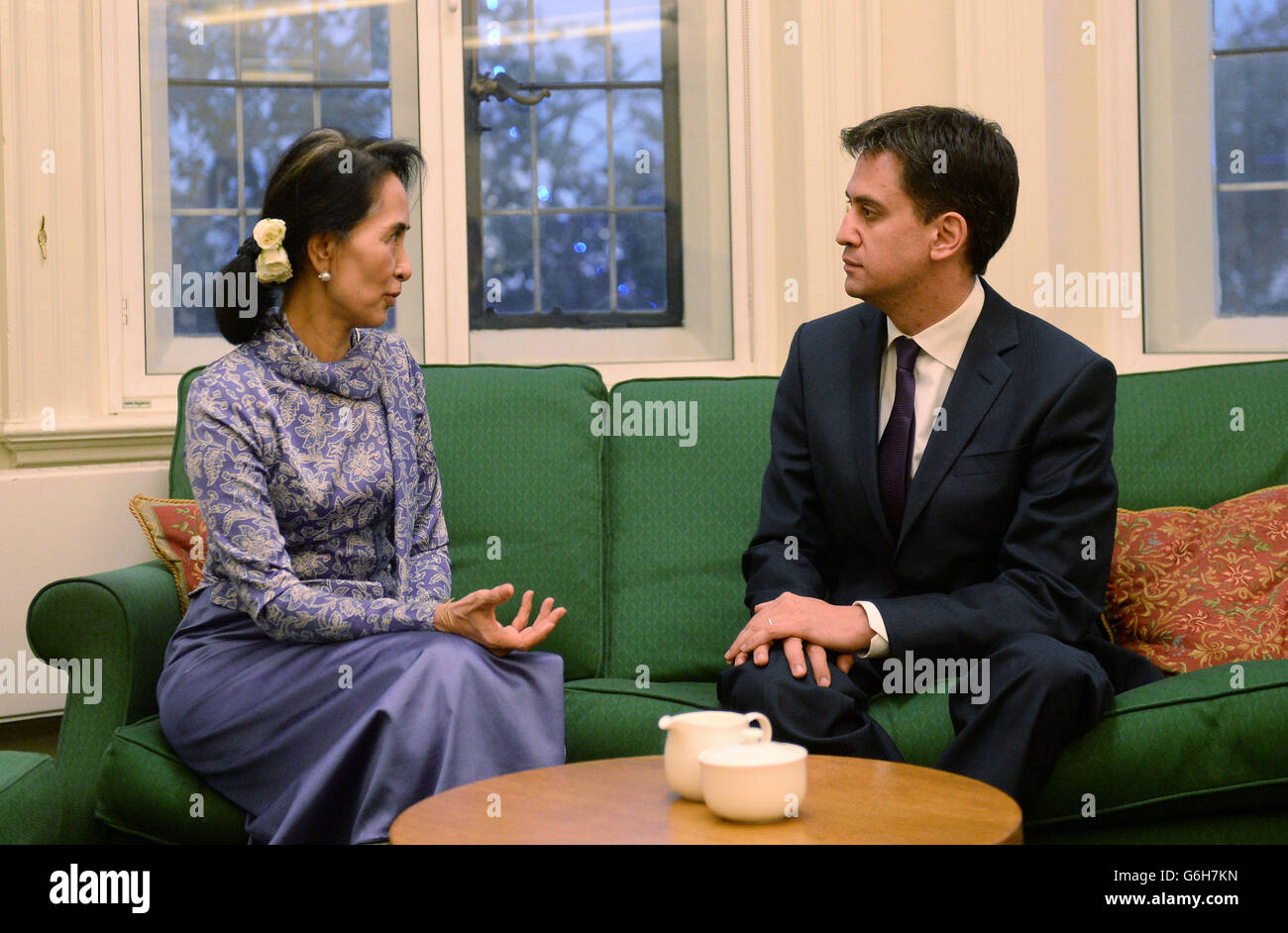 Laboour-Chef Ed Miliband trifft sich in seinem Büro in London mit der birmanischen Oppositionsführerin Aung San Suu Kyi. Stockfoto