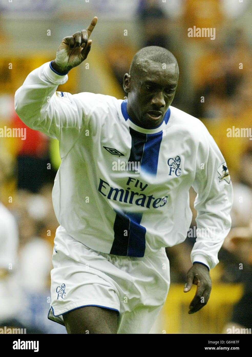 Chelsea's Jimmy Floyd Hasselbaink feiert das zweite Tor gegen Wolverhampton Wanderers während des FA Barclaycard Premiership Spiels in Molineux, Wolverhampton. Stockfoto