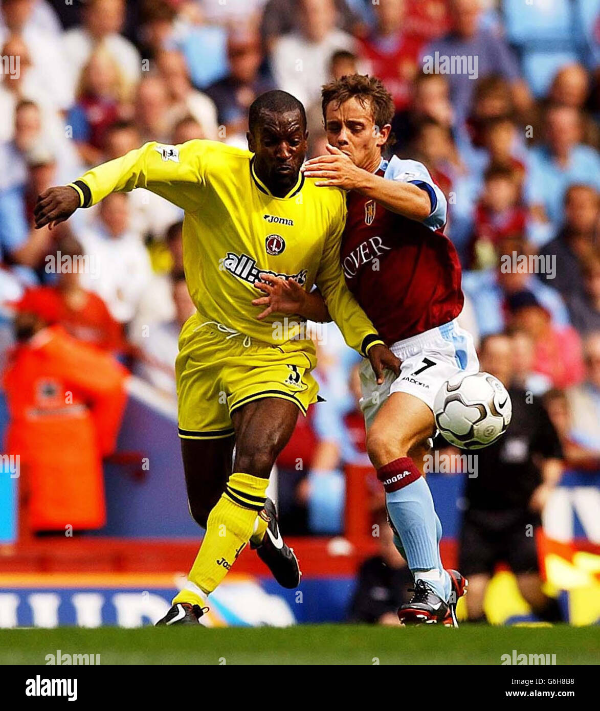 Lee Hendrie von Aston Villa und Chris Powell von Charlton Athletic (L) während des Premiership-Spiels der FA Barclaycard in Villa Park, Birmingham. Stockfoto