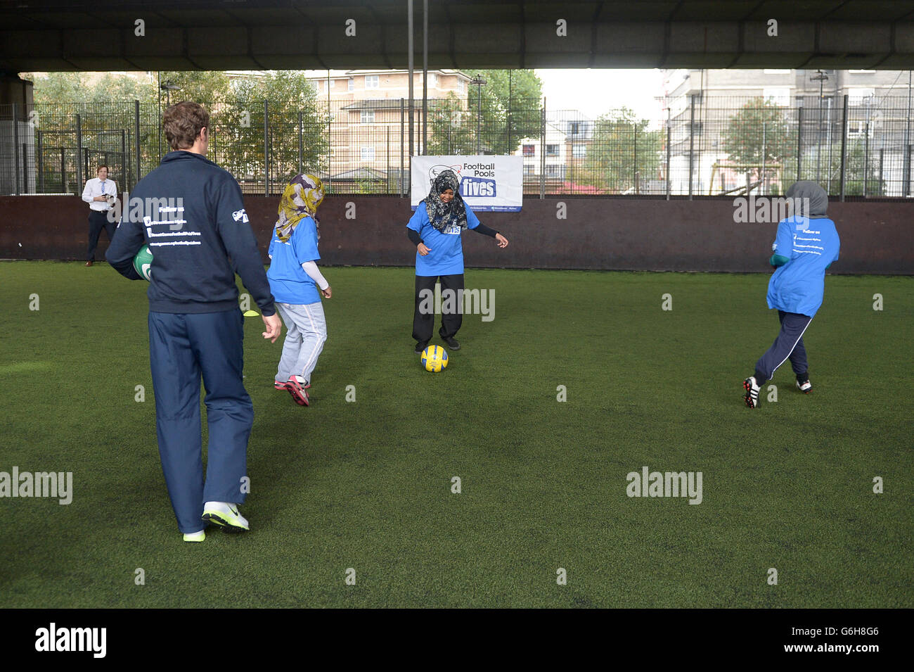 England U21 Manager Gareth Southgate veranstaltet eine Coaching-Sitzung für junge Menschen aus benachteiligten Gebieten von London, um das StreetGames Football Pools Fives Programm im Westway Sports Centre, London zu unterstützen. Stockfoto