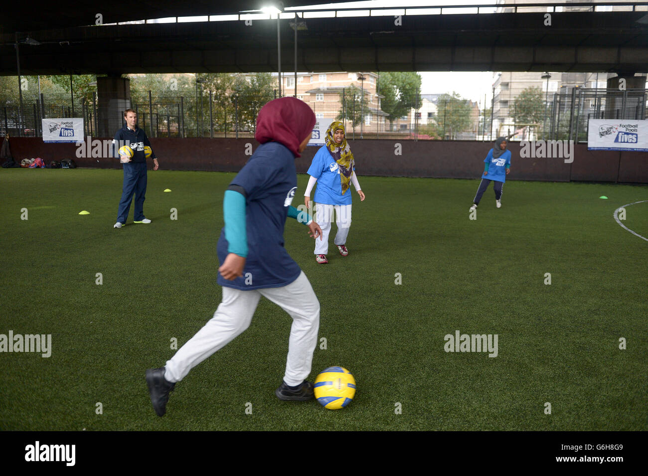 England U21 Manager Gareth Southgate veranstaltet eine Coaching-Sitzung für junge Menschen aus benachteiligten Gebieten von London, um das StreetGames Football Pools Fives Programm im Westway Sports Centre, London zu unterstützen. Stockfoto