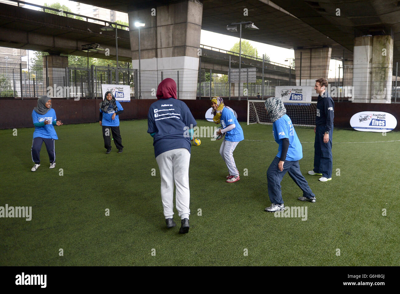 England U21 Manager Gareth Southgate veranstaltet eine Coaching-Sitzung für junge Menschen aus benachteiligten Gebieten von London, um das StreetGames Football Pools Fives Programm im Westway Sports Centre, London zu unterstützen. Stockfoto