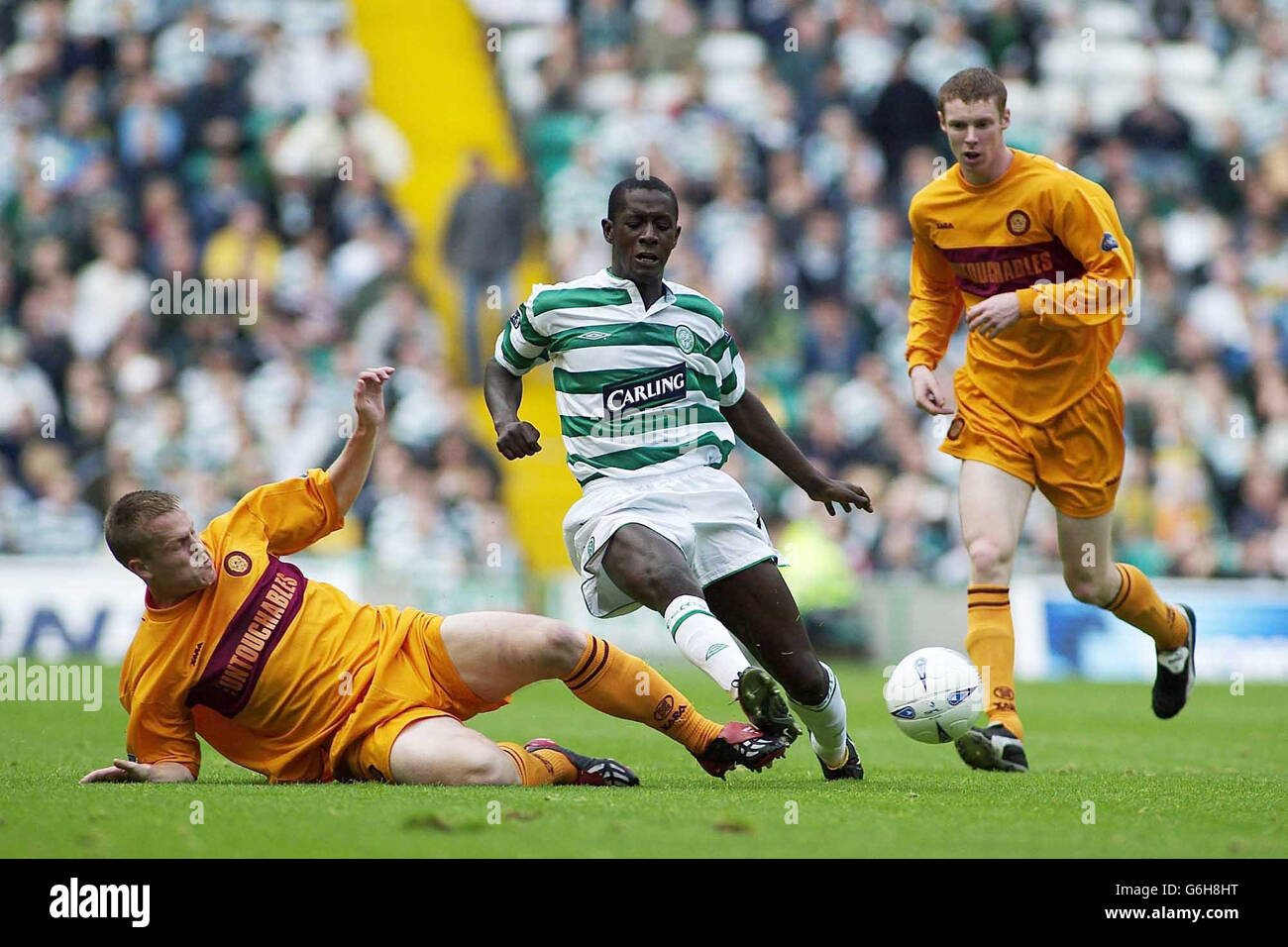 Celtic's Mohammed Sylla (Mitte) geht während des Spiels der Bank of Scotland Premier League im Celtic Park, Glasgow, durch die Motherwell-Verteidigung. NUR FÜR REDAKTIONELLE ZWECKE. Stockfoto