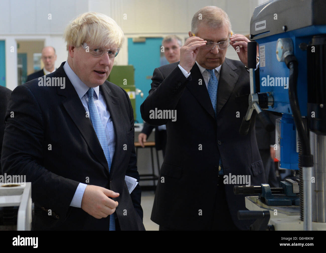Der Herzog von York und der Londoner Bürgermeister Boris Johnson treffen Schüler am University Technical College, im Royal Borough of Greenwich, das der Herzog heute offiziell eröffnet hat. Stockfoto