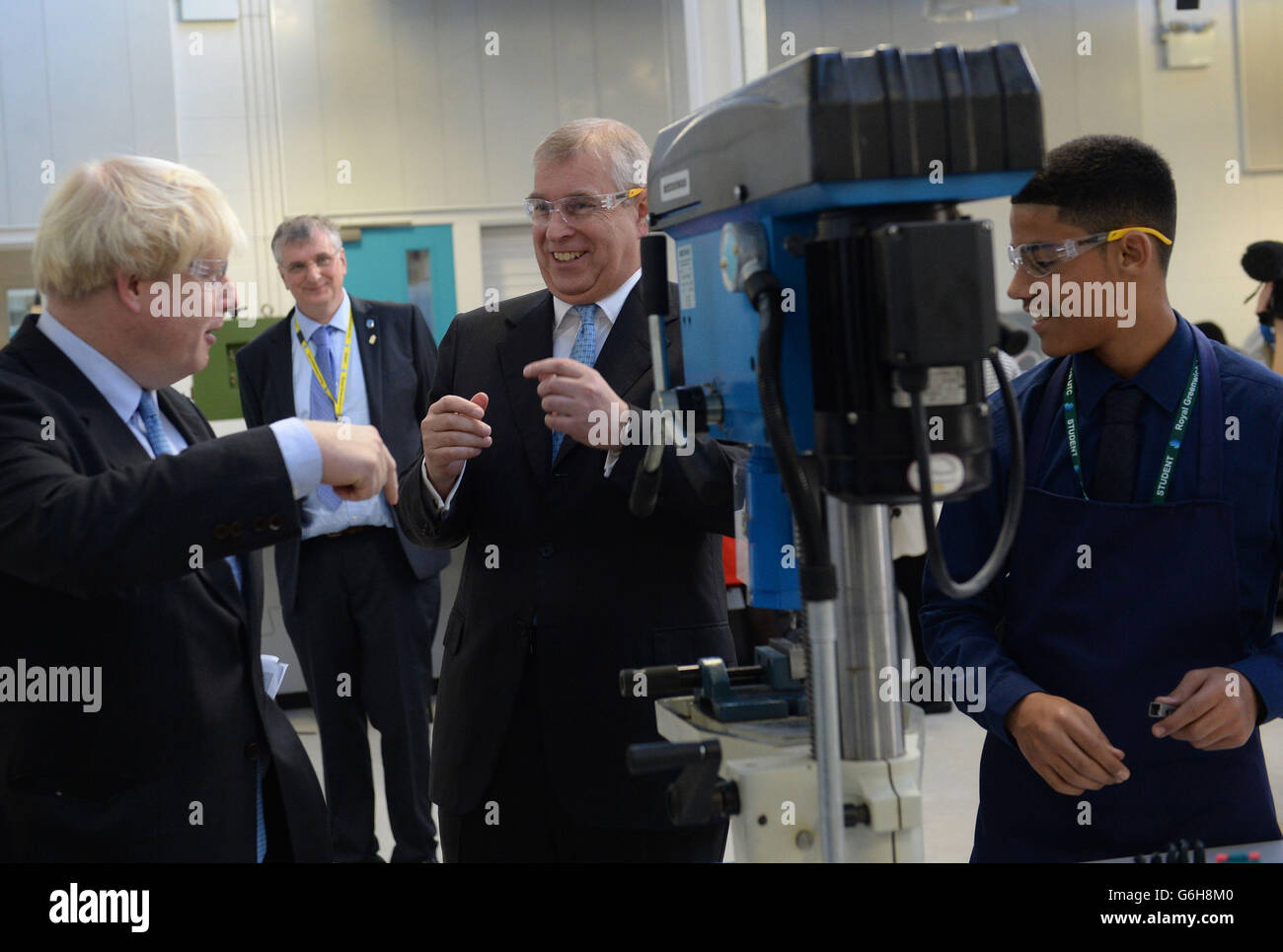 Der Herzog von York und der Londoner Bürgermeister Boris Johnson treffen Schüler am University Technical College, im Royal Borough of Greenwich, das der Herzog heute offiziell eröffnet hat. Stockfoto