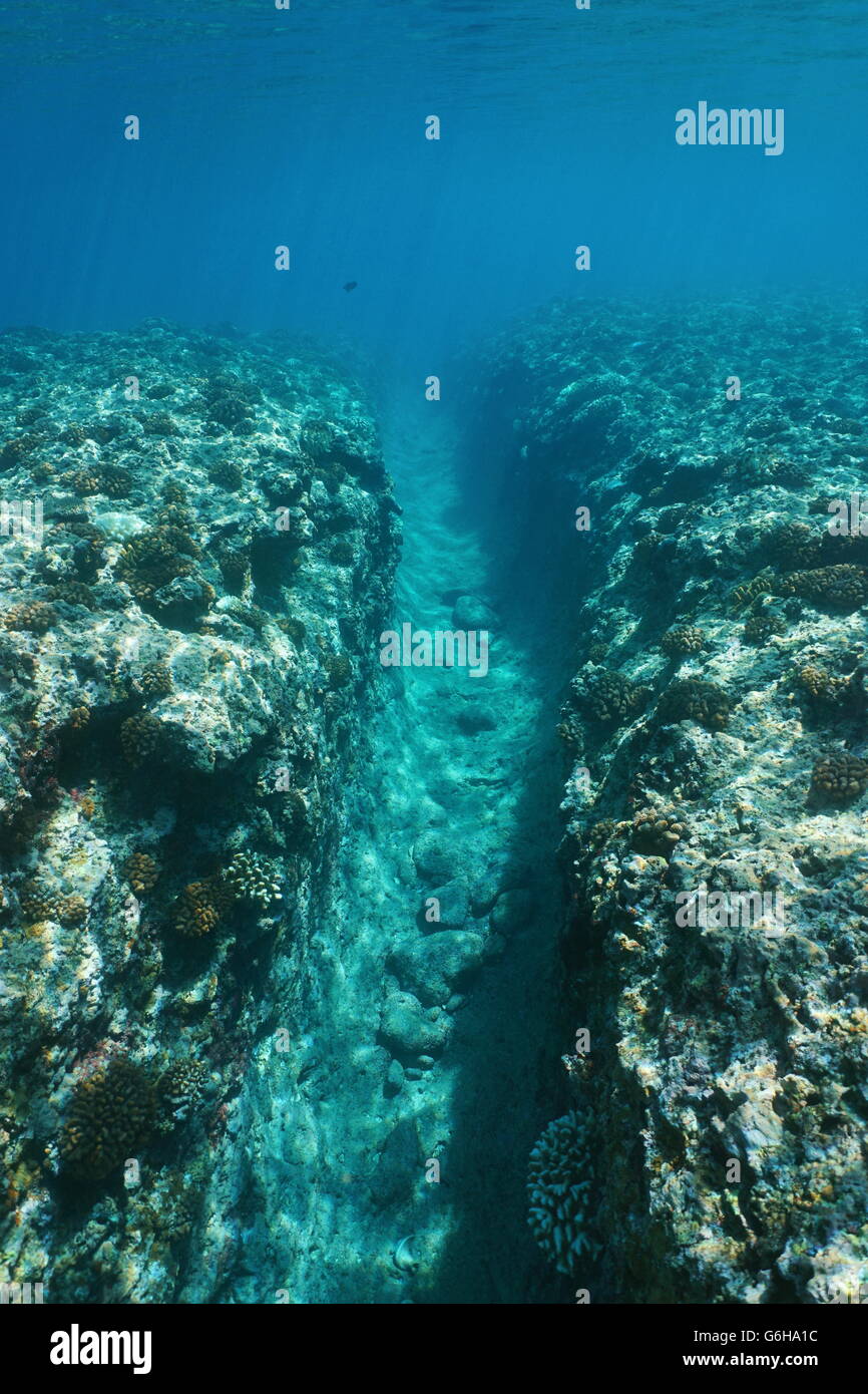 Unterwasserlandschaft, ein natürlichen Graben in den Vordergrund Riff durch Welle Schwellen auf Huahine Island, Pazifik, Französisch-Polynesien Stockfoto