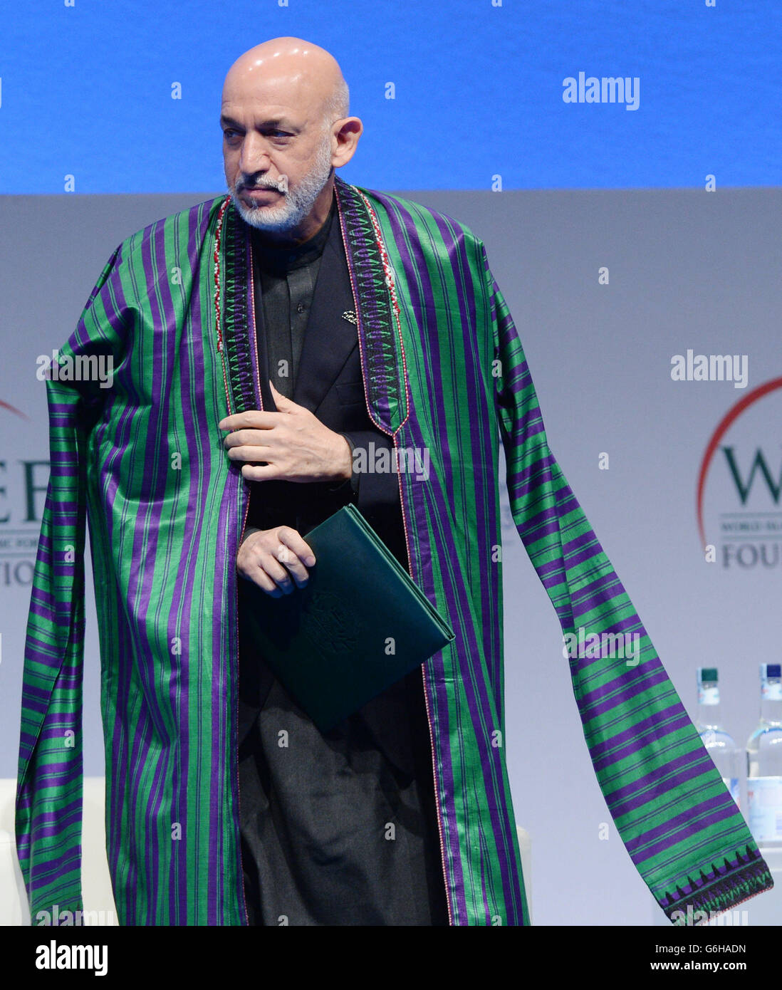 Der afghanische Präsident Hamid Karzai spricht beim 9. Islamischen Weltwirtschaftsforum in Excel, London, das von anderen islamischen Führern besucht und von Premierminister David Cameron ausgerichtet wird. Stockfoto