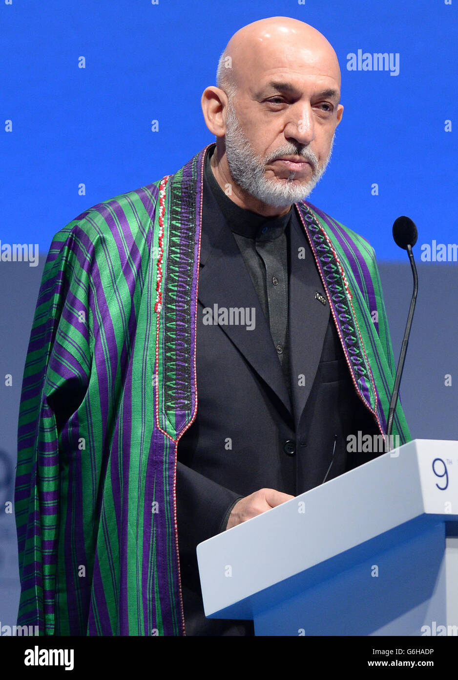 Der afghanische Präsident Hamid Karzai spricht beim 9. Islamischen Weltwirtschaftsforum in Excel, London, das von anderen islamischen Führern besucht und von Premierminister David Cameron ausgerichtet wird. Stockfoto