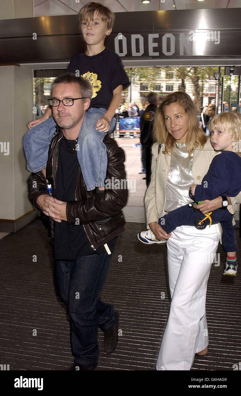 Der Künstler Damien Hirst und seine Familie kommen zur Premiere von Finding Nemo im Odeon Cinema am Londoner Leicester Square. Stockfoto