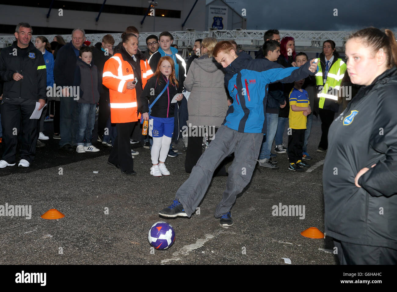 Junge Everton-Fans im Penalty-Schießen außerhalb des Goodison Park Stockfoto