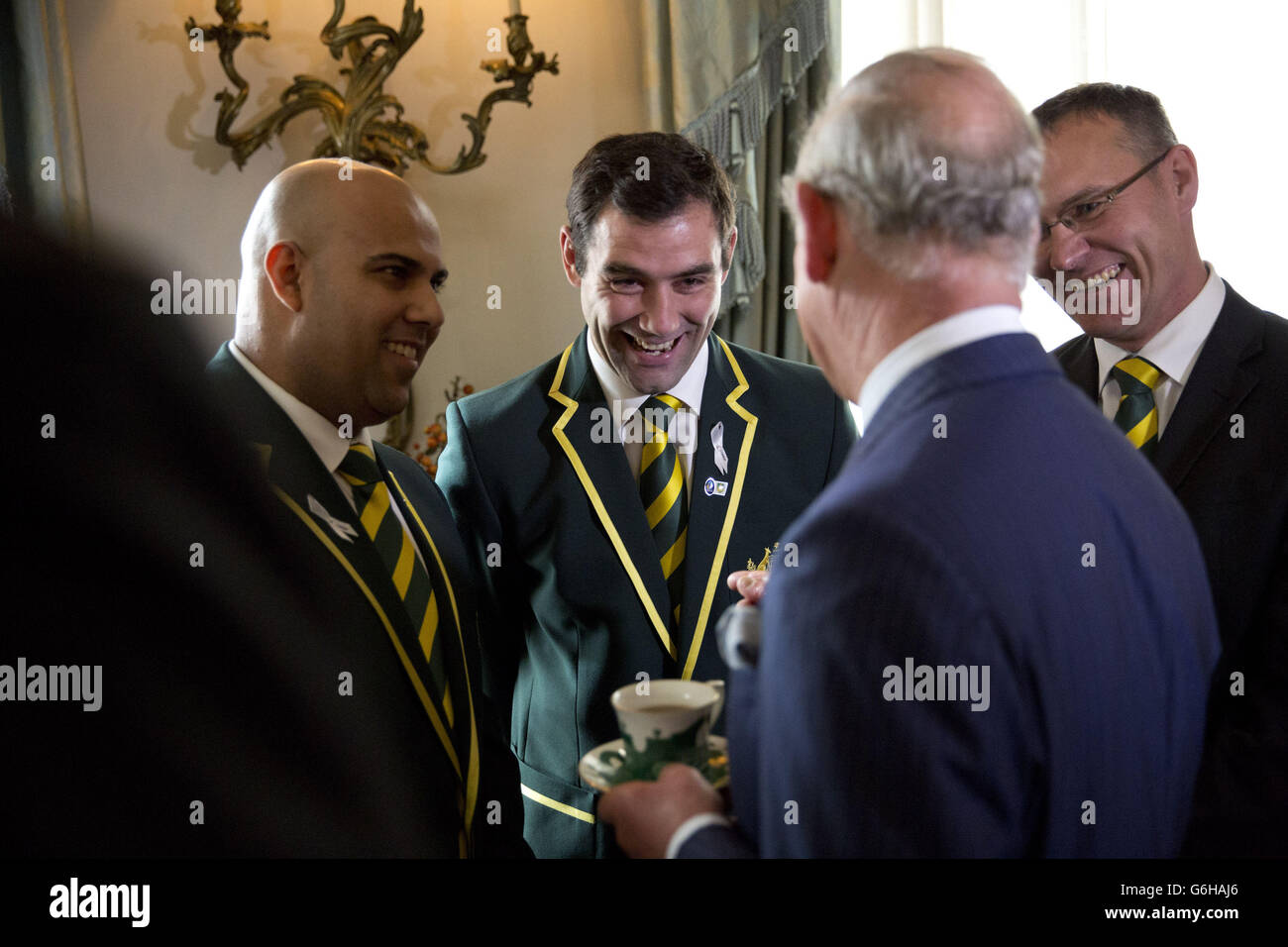 Der Prinz von Wales spricht mit (von links nach rechts) Australiens nationalem Rugby-League-Teamchef Gareth Holmes, Kapitän Cameron Smith und Andrew Hill von der Australian Rugby League Commission während eines Empfangs für die Rugby League World Cup im Clarence House in London. Stockfoto