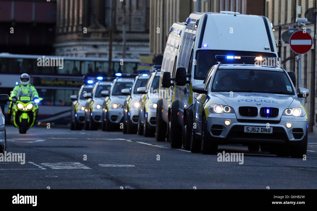 Fünf Personen mit angeblichen Verbindungen zum Dissidenten Republikanismus kommen am Glasgow Sheriff Court an, der wegen Terroranschlägen und Verschwörung zum Mord angeklagt ist. Stockfoto