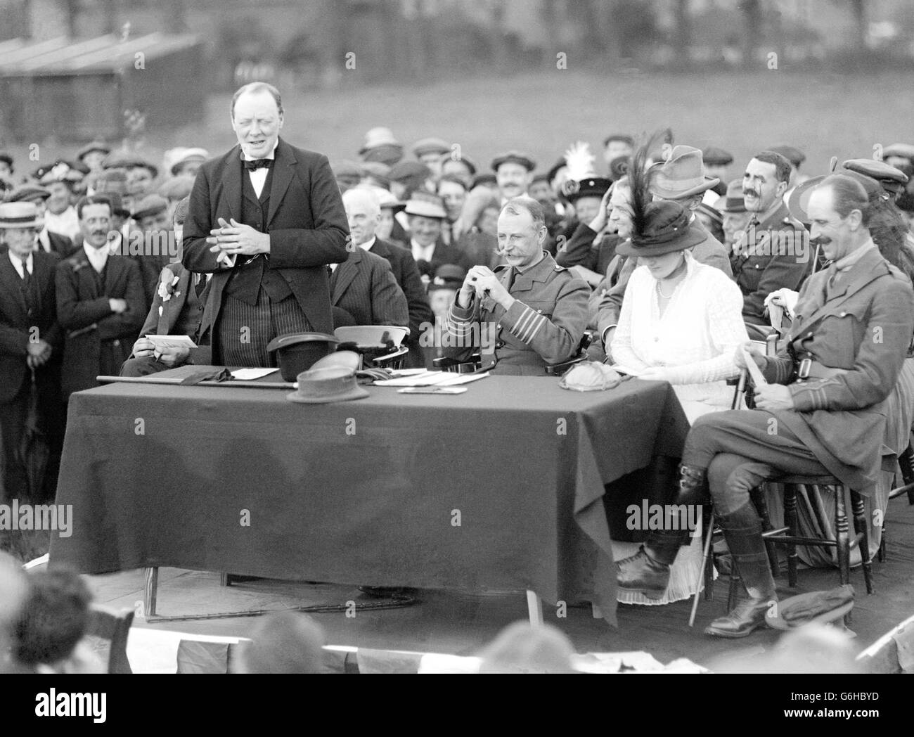 Winston Churchill bei der Enfield Lock Munition Works. Frau Churchill saß ganz rechts am Tisch. Stockfoto