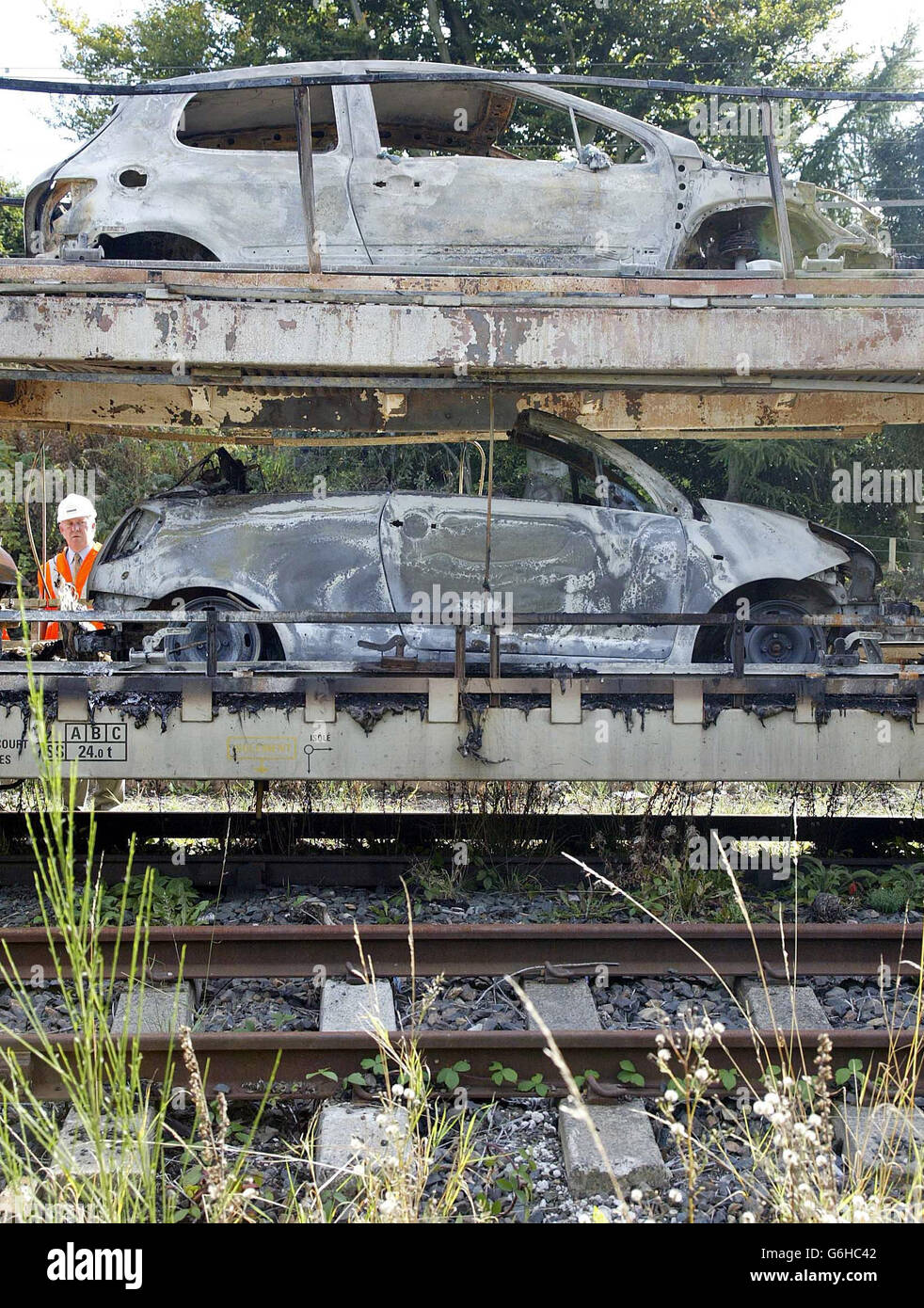 Ausgebrannte Autos werden in den Nebengleisen des Bahnhofs Oxenholme bei Kendal inspiziert. Hunderte von Bahnreisenden mussten Verspätungen und Annullierungen hinnehmen, nachdem ein Güterzug mit Kraftfahrzeugen auf einer Hauptlinie von London nach Schottland Feuer fing. Ein Sleeper-Zug nach London kam drei Stunden zu spät an und ein anderer hatte fast zwei Stunden Verspätung. Die West Coast Main Line wurde für mehrere Stunden geschlossen und eine Reihe von ersten nordwestlichen Zügen wurden abgesagt. Das Feuer brannte auf einem EWS-Güterzug, der Citroen- und Peugeot-Autos von Washwood Heath in der Nähe von Birmingham nach Bathgate in West Lothian, Schottland, nahm. Stockfoto