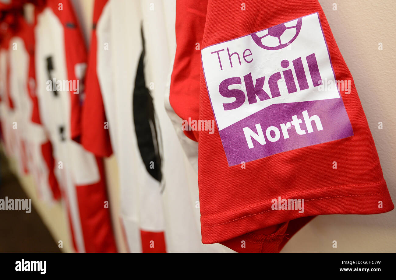 Fußball - FA-Cup - vierten Qualifikationsrunde - Brackley Stadt V Barrow - St James Park Stockfoto