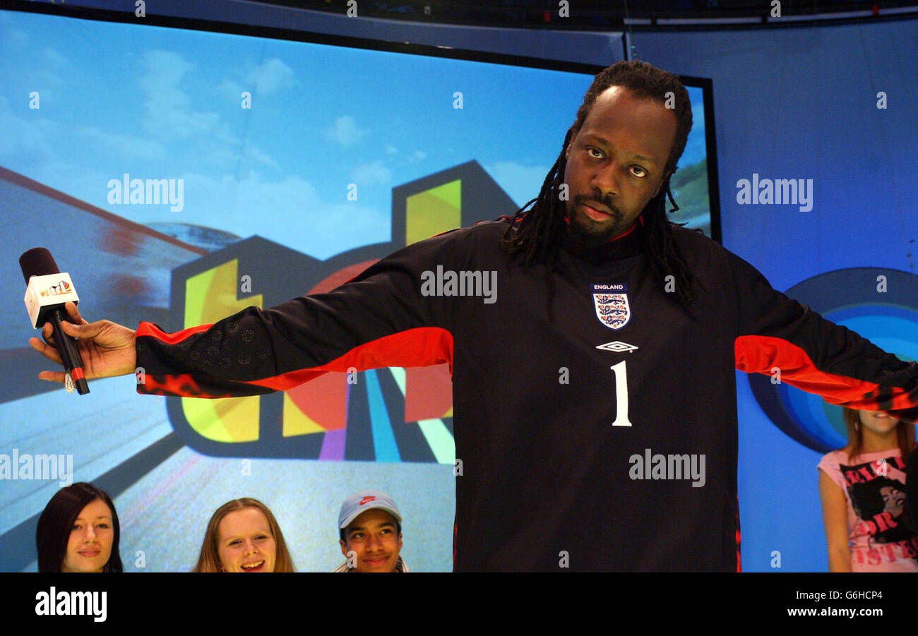 Wyclef Jean während seiner Gastaufenthalten bei MTV's TRL UK in den MTV Studios in Camden, Nord-London. Stockfoto