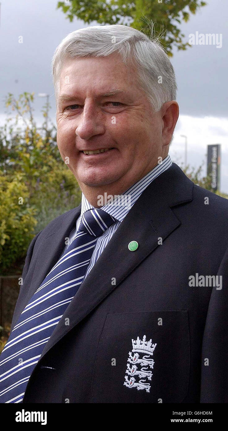 England Cheftrainer Duncan Fletcher im Teamhotel in der Nähe von Heathrow. Es gab Spekulationen darüber, dass Fletcher, dessen befristete Vereinbarung im Oktober nächsten Jahres auslaufen sollte, bereit war, eine Vereinbarung zu Papier zu bringen... ... die ihn sehen würde führen England durch die nächsten zwei Ashes-Serie in 2005 und 2007. Aber das England and Wales Cricket Board ist um ein besseres gegangen, indem es ihn auf unbestimmte Zeit ernannte und ihr Vertrauen in seine Fähigkeit, die Nationalmannschaft auf absehbare Zeit zu beaufsichtigen, und seine Bereitschaft, dies zu tun, signalisiert hat. Stockfoto