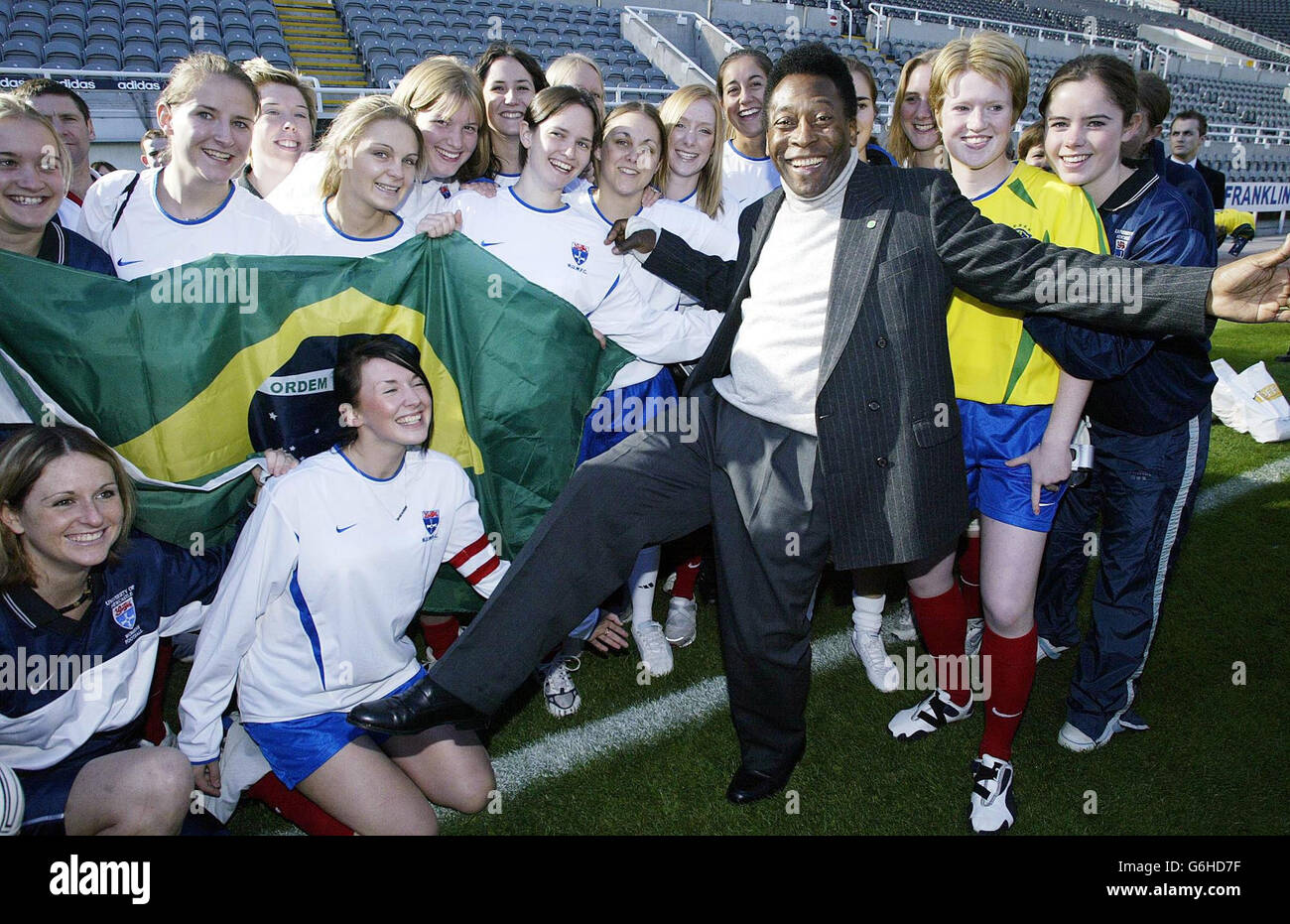 Die Fußballlegende Pele wird im Fußballstadion St. James' Park in Newcastle von einer lokalen Fußballmannschaft für Mädchen umgeben. Der ehemalige brasilianische Internationale traf heute Morgen am Flughafen Newcastle ein, um von Dutzenden Autogrammjägern und Journalisten begrüßt zu werden. Der WM-Sieger war in der Region, um eine neue Ausstellung mit Fotografien zu eröffnen, die sein Leben auf dem Spielfeld und in der Freizeit dokumentieren. Stockfoto