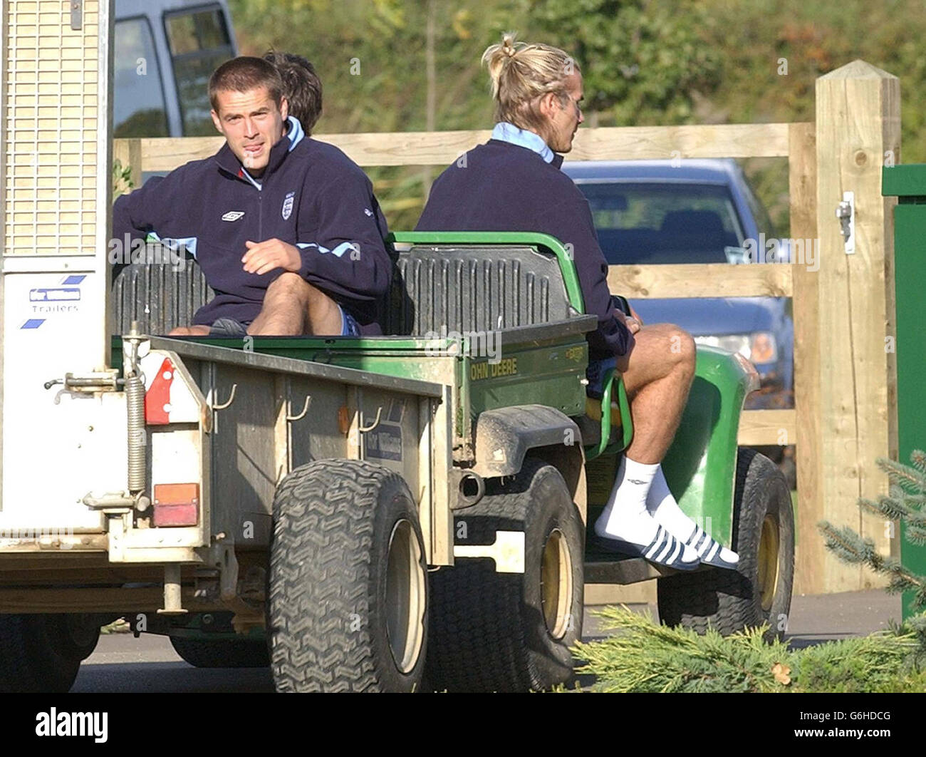 Michael Owen (links) und England-Kapitän David Beckham werden nach einem Training der englischen Kader in London Colney in der Nähe von St. Albans auf einem Minitraktor weggefahren. Der englische Kapitän Beckham erlitt am Sonntag eine Beinverletzung beim Spielen für Real Madrid, während Owen am Wochenende im Einsatz mit Liverpool eine Beinverletzung erlitt. Beide standen für die heutige Sitzung am Rande. England muss am Samstag eine Niederlage gegen die Türkei in Istanbul vermeiden, um sich für die Europameisterschaft im nächsten Jahr zu qualifizieren. Stockfoto