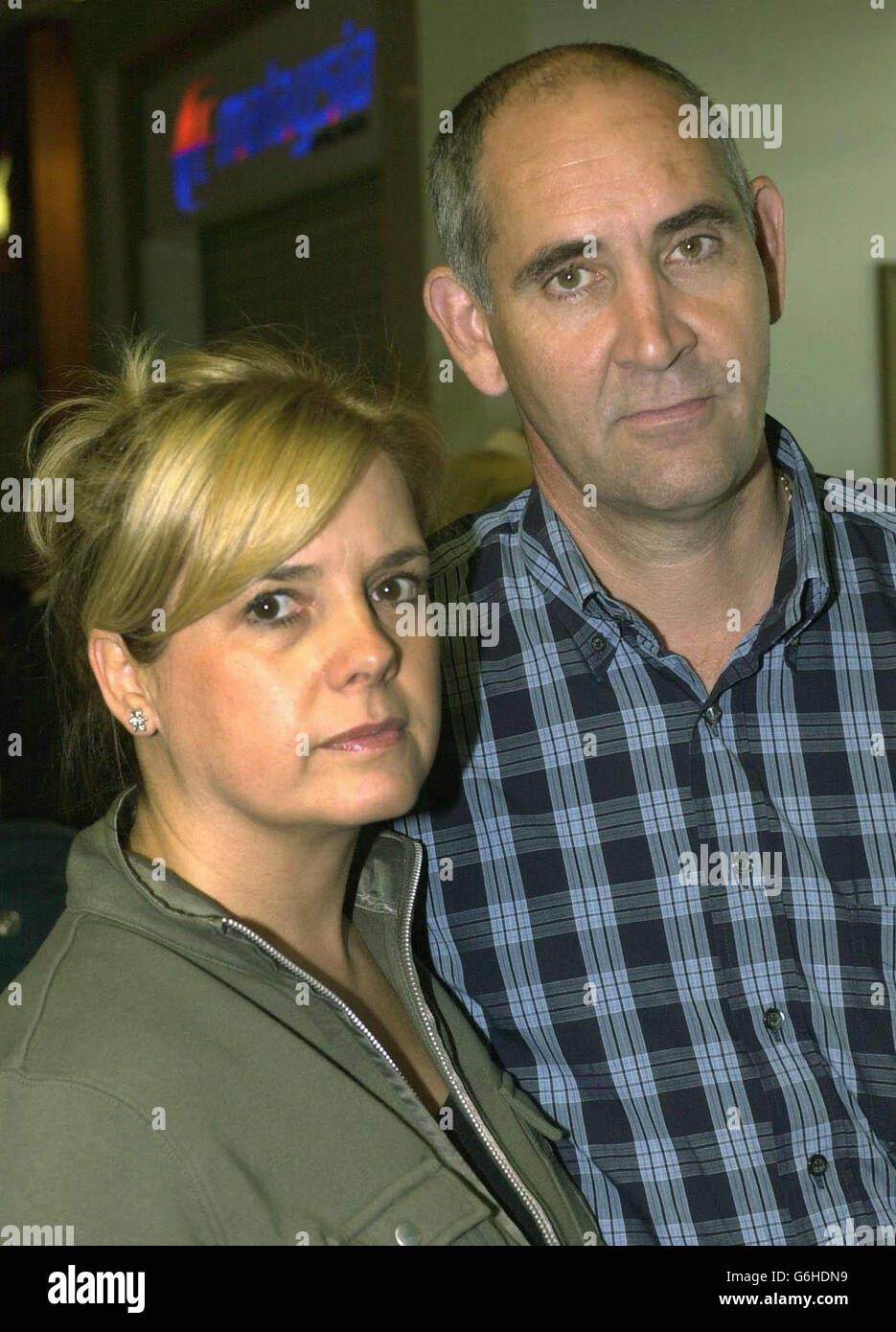 Sharon und Tony Perkins am Flughafen Heathrow, bevor sie nach Bali aufbrechen, um den Jahrestag des Todes ihrer 20-jährigen Tochter Natalie bei den Terroranschlägen auf der Insel vor einem Jahr zu begehen. Die britische Bombenangriffgruppe von Bali sagt, dass die Behörden nicht zu schätzen wissen, was die Hinterbliebenen durchgemacht haben. Die Gruppe versucht, einen Appell zu starten, um Familien der 26 Briten zu helfen, die zu den 202 Menschen gehörten, die infolge des Angriffs vom 12. Oktober ums Leben kamen. Stockfoto