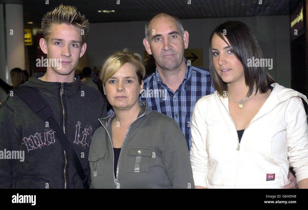 Sharon und Tony Perkins stehen mit ihrem Sohn Richard (links) und ihrer Tochter Nicole (rechts) am Flughafen Heathrow, bevor sie nach Bali aufbrechen, um den Jahrestag des Todes ihrer 20-jährigen Tochter Natalie bei den Terroranschlägen auf der Insel vor einem Jahr zu begehen. Die britische Bombenangriffgruppe von Bali sagt, dass die Behörden nicht zu schätzen wissen, was die Hinterbliebenen durchgemacht haben. Die Gruppe versucht, einen Appell zu starten, um Familien der 26 Briten zu helfen, die zu den 202 Menschen gehörten, die infolge des Angriffs vom 12. Oktober ums Leben kamen. Stockfoto