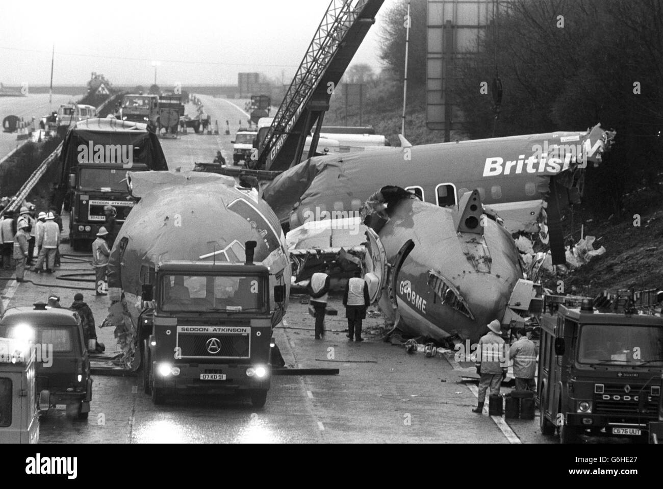 Die Szene auf der Autobahn M1 in der Nähe von Kegworth, Leicestershire, als Vorbereitungen getroffen werden, um Wracks der abgestürzten britischen Midland Boeing 737 zu entfernen. Stockfoto