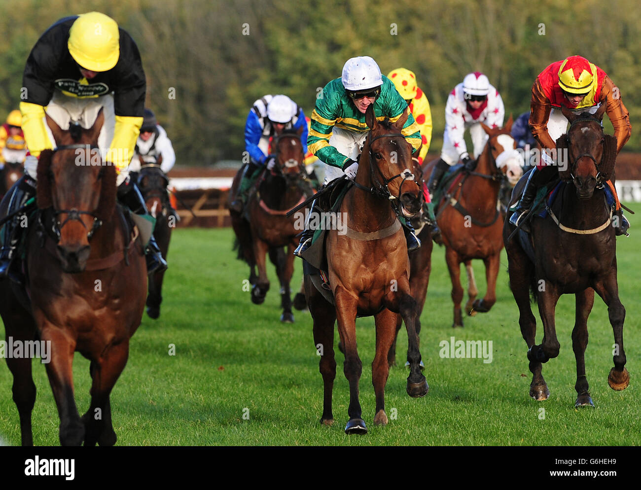 Tony McCoy auf Church Field wird Fünfter beim Agetur UK Handicap Hurdle Race auf der Towcester Racecourse, Northamptonshire. Stockfoto