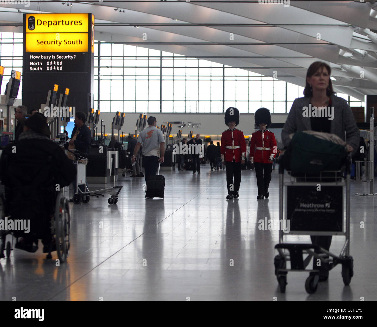 Soldaten im Terminal 5 am Londoner Flughafen Heathrow, die sich den Mohnhändlern am Londoner Mohntag der Royal British Legion (RBL) anschlossen. Stockfoto