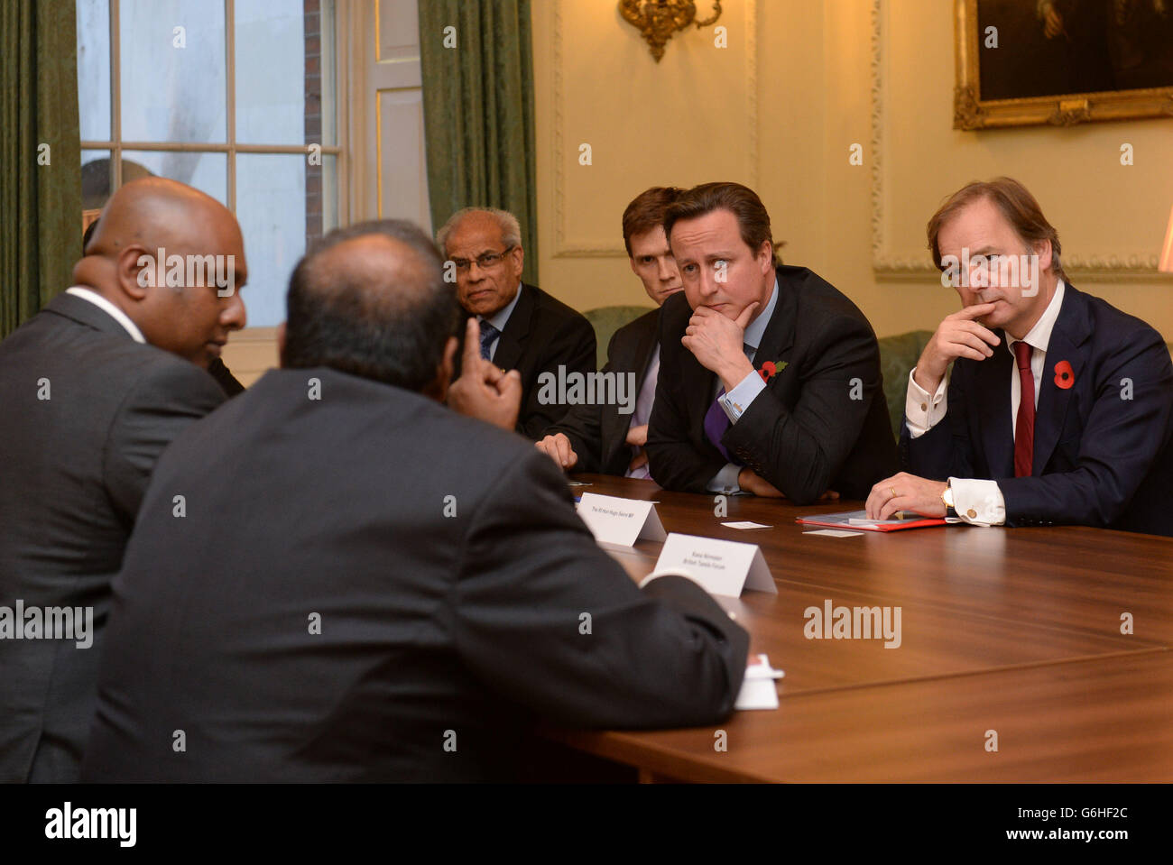 Premierminister David Cameron trifft in London in der Downing Street 10 die Führer der tamilischen Gemeinschaft im Vereinigten Königreich, bevor er in Sri Lanka zum Treffen der Regierungschefs der Commonwealth-Staaten in der nächsten Woche zu Besuch ist. Stockfoto