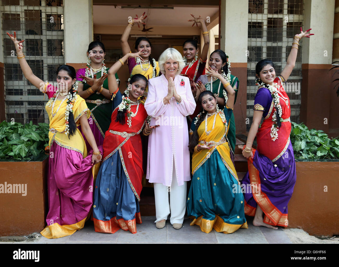 Die Herzogin von Cornwall zeigt einige indische Tanzbewegungen von Mädchen aus Asha Sadan (Haus der Hoffnung) für Kinder, die in Mumbai, am vierten Tag ihres offiziellen Besuches in Indien und Sri Lanka, verlassen oder misshandelt wurden. DRÜCKEN Sie VERBANDSFOTO. Bilddatum: Samstag, 9. November 2013. Siehe PA Geschichte ROYAL Tour. Bildnachweis sollte lauten: Chris Jackson/PA Wire Stockfoto