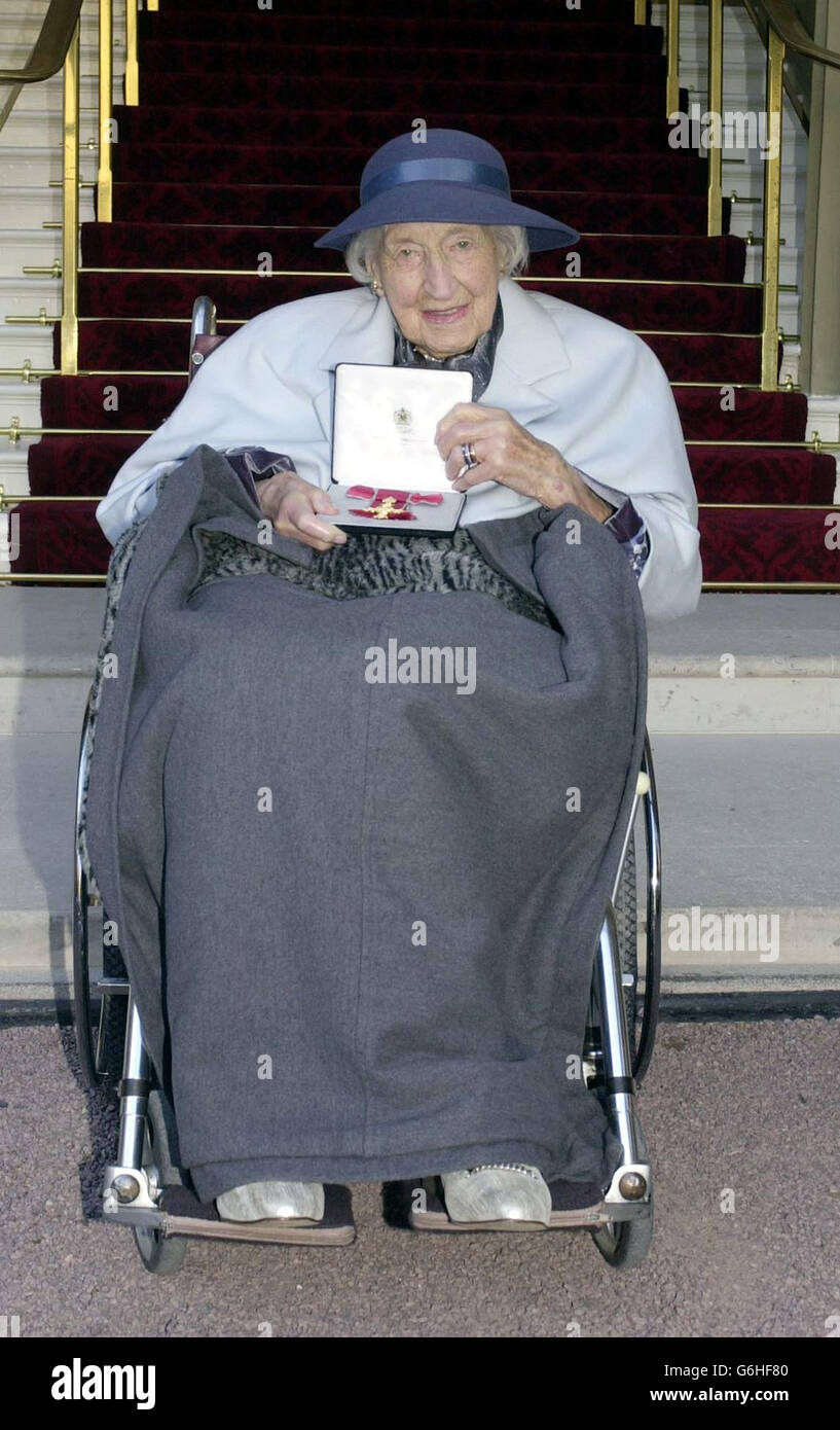 Lilian Doris Thompson, die Besitzerin von Blackpool Pleasure Beach, empfängt im Alter von 100 Jahren den Offizier des Most Excellent Order of the British Empire (OBE) im Buckingham Palace in London. Sie sagte: "Es war schön, die Königin zu treffen - es ist das zweite oder dritte Mal und immer eine große Freude. Ich bin ein loyales Thema.“ Obwohl sie noch bis ins zweite Jahrhundert hinein fährt, testet sie noch einige der Fahrten an der Attraktion. Ich klettert irgendwie hinein', sagte sie. „Ich bin in das Unternehmen hineingeboren und kenne es sehr gut.“ Stockfoto