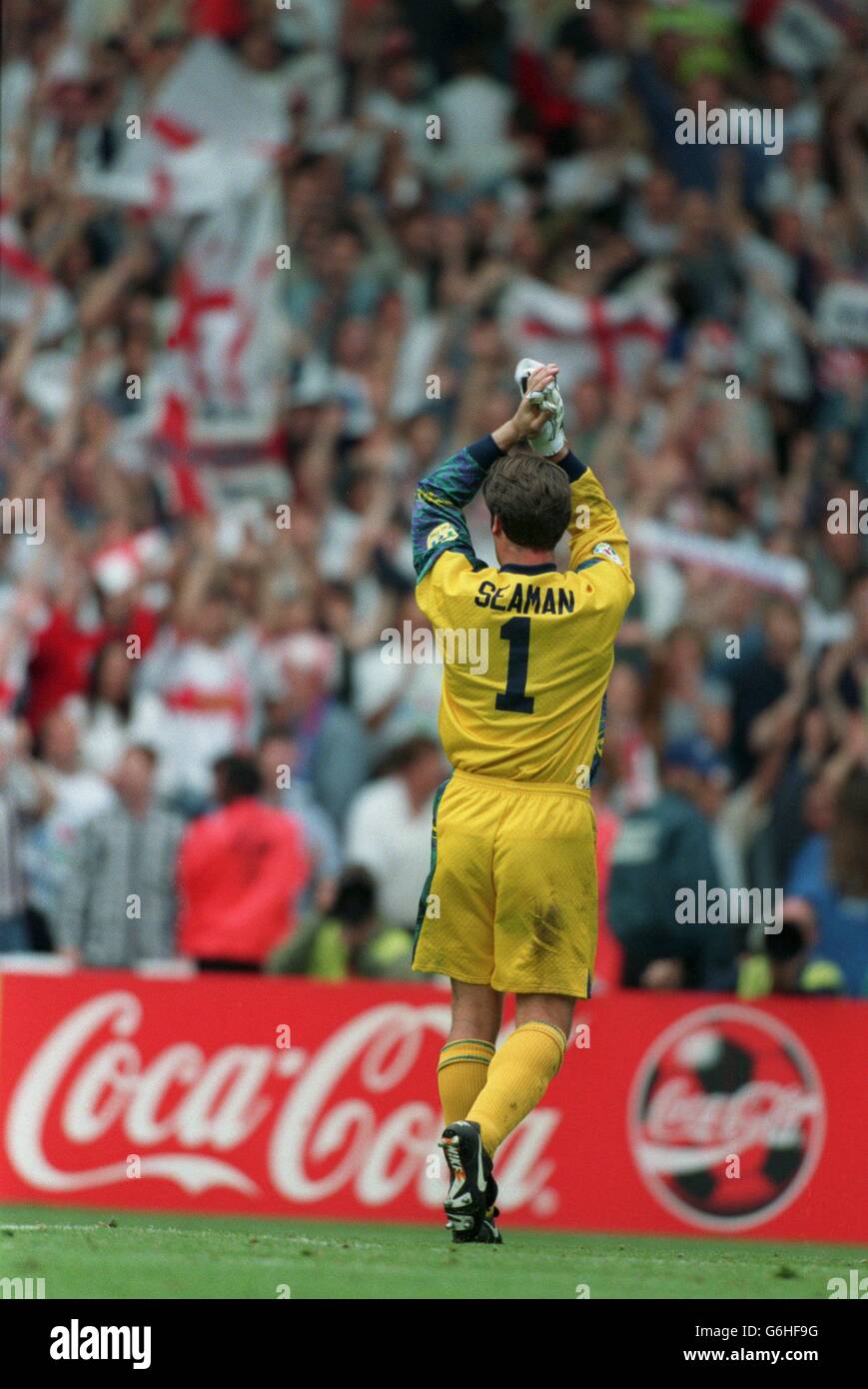 22-JUN-96 ..England / Spanien ... Englands David Seaman begrüßt die Menge Stockfoto