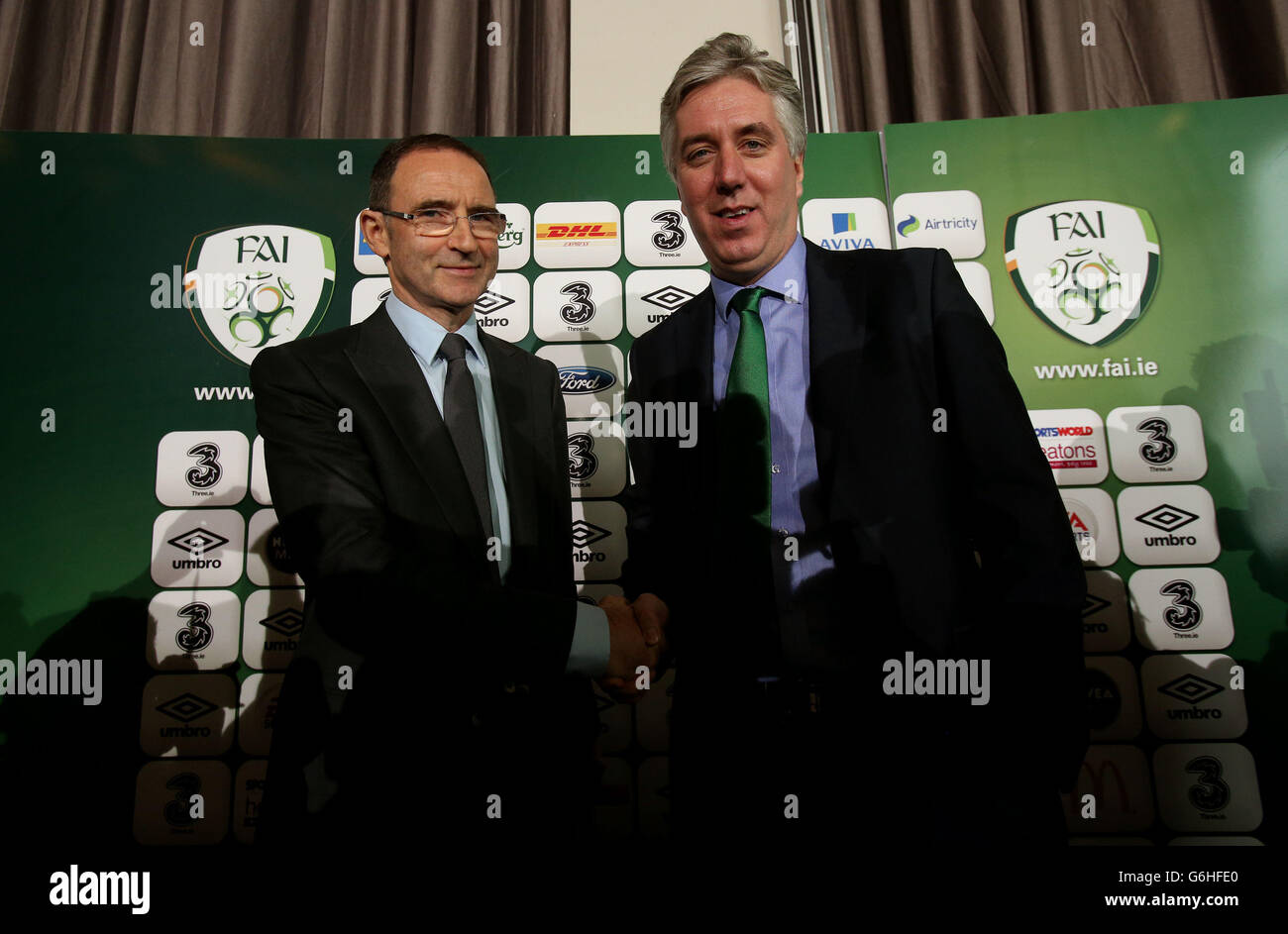 Martin O'Neill (links), Manager der neuen Republik Irland, mit dem CEO der FAI, John Delaney, während einer Pressekonferenz im Gibson Hotel, Dublin, Irland. Stockfoto