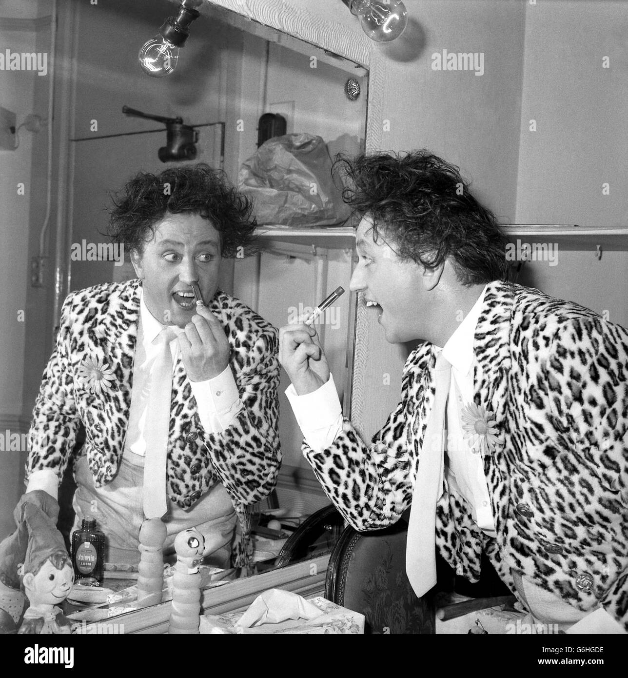 Ken Dodd backstage in seiner Garderobe für eine Aufführung von „Doddy's Here Again“ im Londoner Palladium. Stockfoto