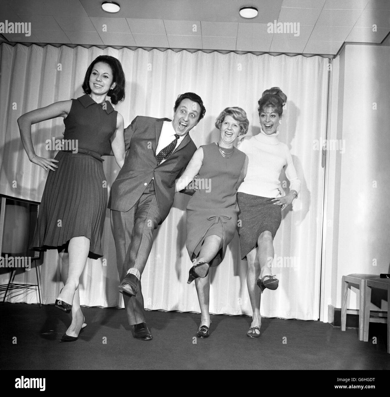 Unterhaltung - Ken Dodd und Bluebell Girls Photocall - London Stockfoto