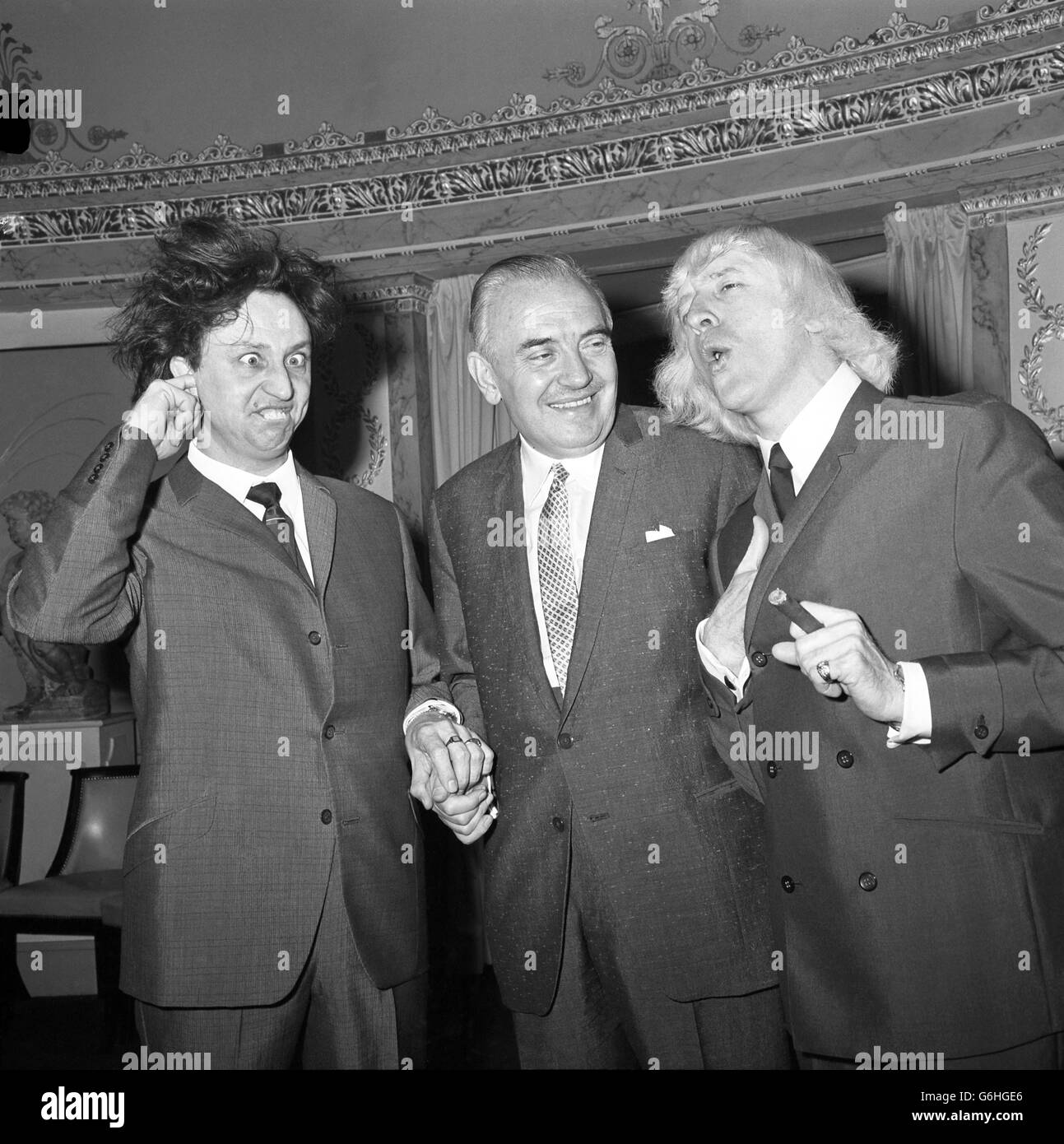 (Von links nach rechts) Ken Dodd, Ted Heath und Jimmy Saville nahmen an einem Mittagessen im Variety Club of Great Britain Teil, um der Plattenindustrie für ihre Unterstützung der Wohltätigkeitsarbeit des Clubs für Kinder im Palladium in London zu danken. Stockfoto