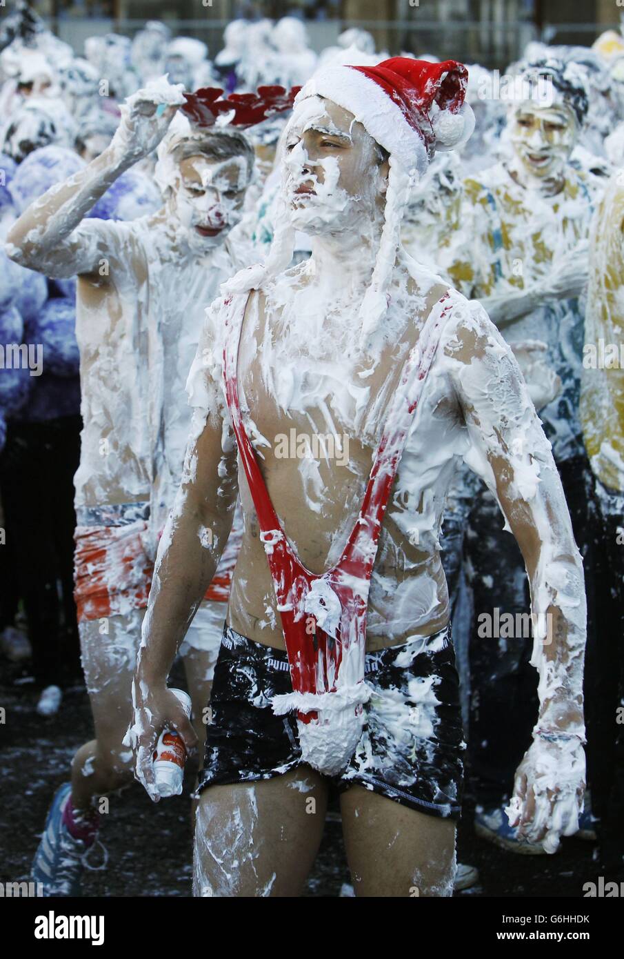 Studenten der St Andrews University nehmen an einem Schaummecht in St. Salvator's Quad Teil, als Teil der Raisin Day Feierlichkeiten. Stockfoto