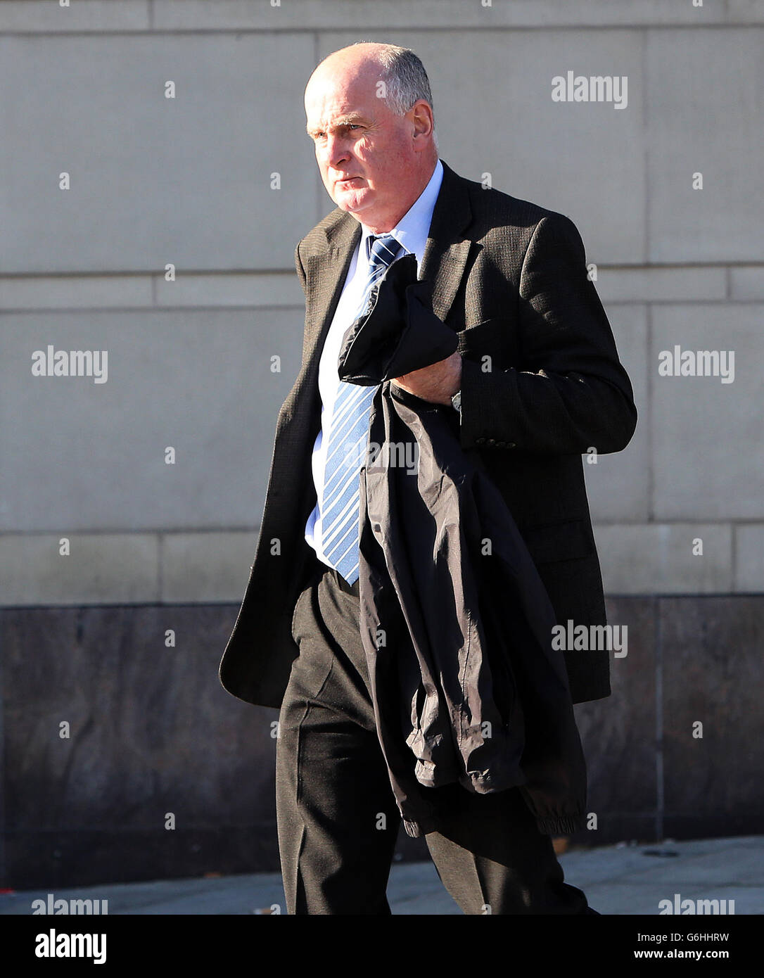 Martin Mallon, Neffe von Roseann Mallon, hinterläßt eine Untersuchung ihres Todes am Laganside Court in Belfast. Stockfoto