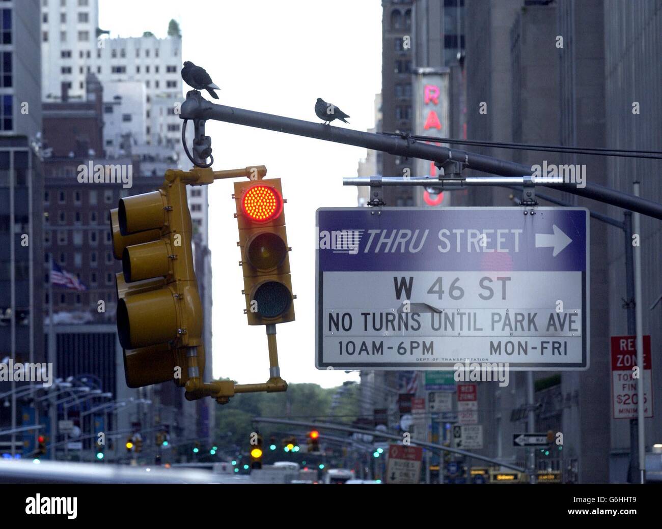 New York City. Verkehrsbeschilderungen und Ampeln. Stockfoto