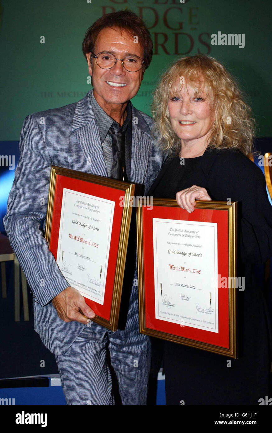 Sir Cliff Richard und Petula Clark erhalten das Gold Badge of Merit während der 29. Jährlichen Gold Badge Awards, die von der British Academy of Composers and Songwriters verliehen werden, im Savoy Hotel im Zentrum von London. Stockfoto