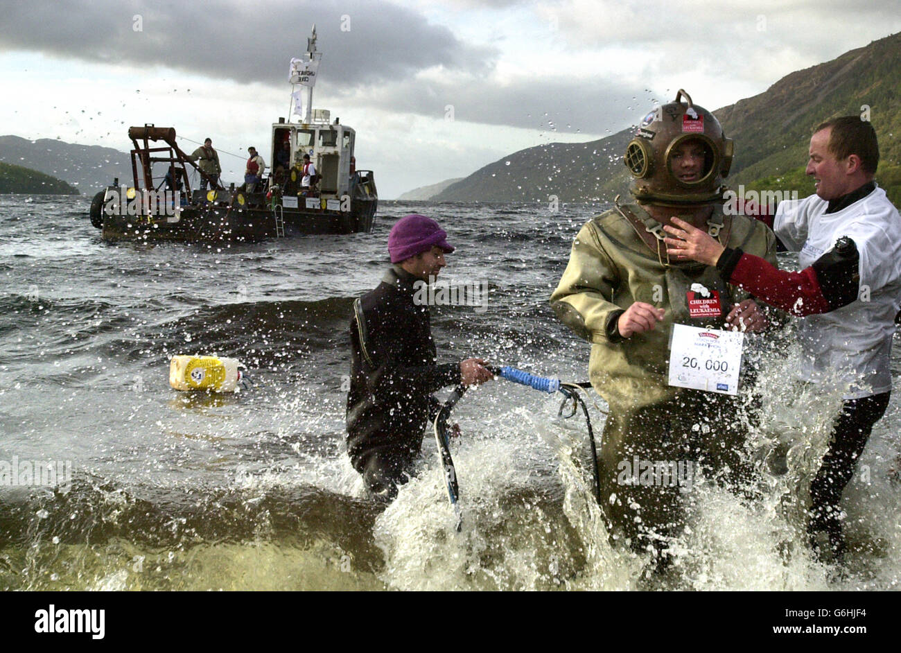 Charity-Walker Lloyd Scott am Ufer des Loch Ness, nachdem er den letzten Teil seines Unterwasser-Marathons absolviert hatte. Scott hat in den vergangenen zwei Wochen einen 26 Meilen langen Abschnitt des trüben Highland loch durchforst. Aber die Herausforderung war nicht ohne ihre Probleme. In der vergangenen Woche fiel der 41-Jährige unter Wasser von einem 15 Meter hohen Vorsprung, wobei er sich dabei die Schulter verletzte, beschloss aber, am nächsten Tag seine Herausforderung zu bewältigen. Der ehemalige Feuerwehrmann und Profi-Fußballspieler verbrachte mehr als einen Monat damit, sich für das Angebot als Taucher zu qualifizieren, um Geld für die Wohltätigkeitsorganisation Kinder mit Leukämie zu sammeln. Stockfoto