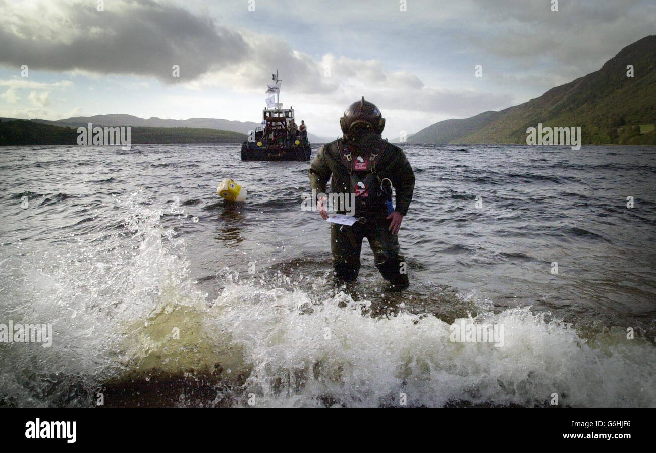 Wohltätigkeitswanderer Lloyd Scott taucht Loch Ness auf, nachdem er den letzten Teil seines Unterwasser-Marathons absolviert hat. Scott hat die letzten zwei Wochen damit verbracht, einen 26 Kilometer langen Abschnitt des trüben Highland loch zu besetzen. Aber die Herausforderung war nicht ohne ihre Probleme. In der vergangenen Woche fiel der 41-Jährige unter Wasser von einer 15 Meter hohen Kante und verletzte sich dabei seine Schulter, entschied sich aber, am nächsten Tag seine Herausforderung weiter zu verfolgen. Der ehemalige Feuerwehrmann und Profi-Fußballspieler verbrachte mehr als einen Monat Ausbildung und Qualifikation als Taucher für das Angebot, um Geld für die Wohltätigkeitsorganisation Kinder mit Leukämie zu sammeln. Stockfoto
